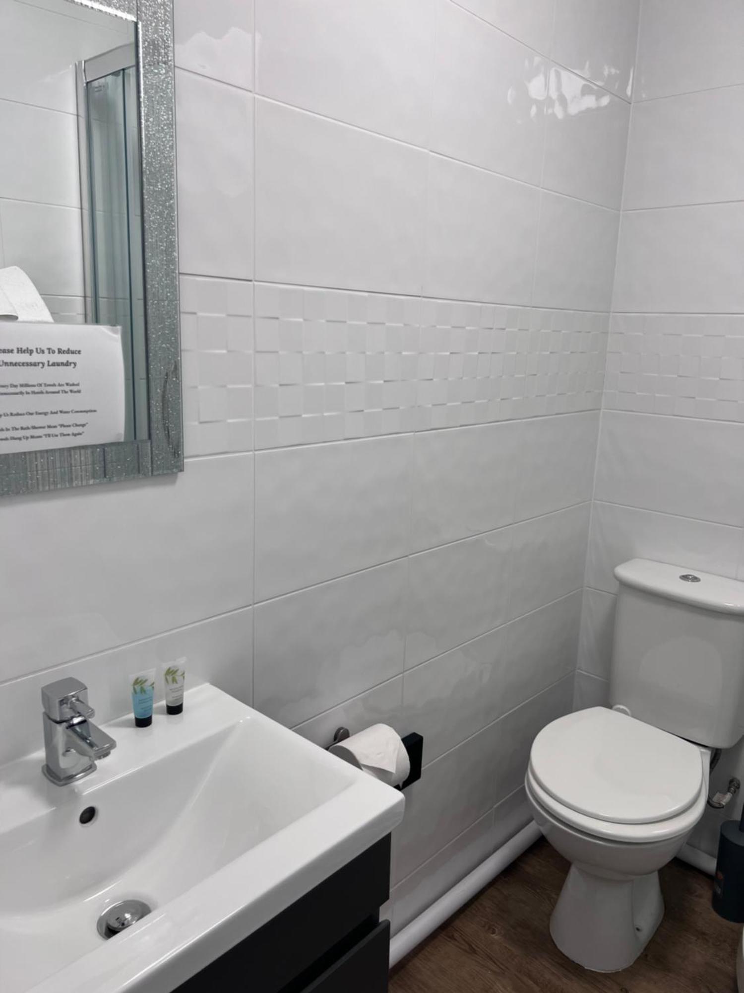 The Crown Hotel Корвэн Экстерьер фото